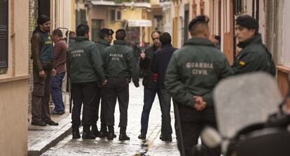 Agentes de la Guardia Civil registran la sede de UGT en diciembre pasado.