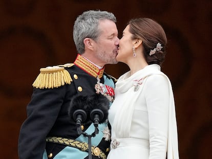 Denmark's King Frederik X kisses his wife Denmark's Queen Mary on the balcony of Christiansborg Palace in Copenhagen, Denmark, Sunday, Jan. 14, 2024. Queen Margrethe II has become Denmark's first monarch to abdicate in nearly 900 years when she handed over the throne to her son, who has become King Frederik X. (AP Photo/Martin Meissner)