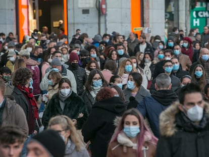 Aglomeraciones de turistas nacionales en el centro de Madrid durante este sábado.