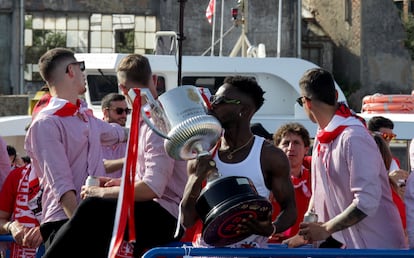 Iñaki Williams besa el trofeo.