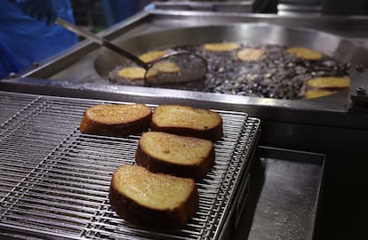 Las torrijas se fríen en aceite de girasol, que se renueva cada cuatro horas.