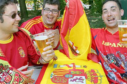 El debut de España en el Mundial, ante Ucrania, se ha hecho esperar hasta el último día de la primera ronda. Pero todo llega y los aficionados españoles deplazados a Alemania lo celebran con cerveza, abundante en el país anfitrión.