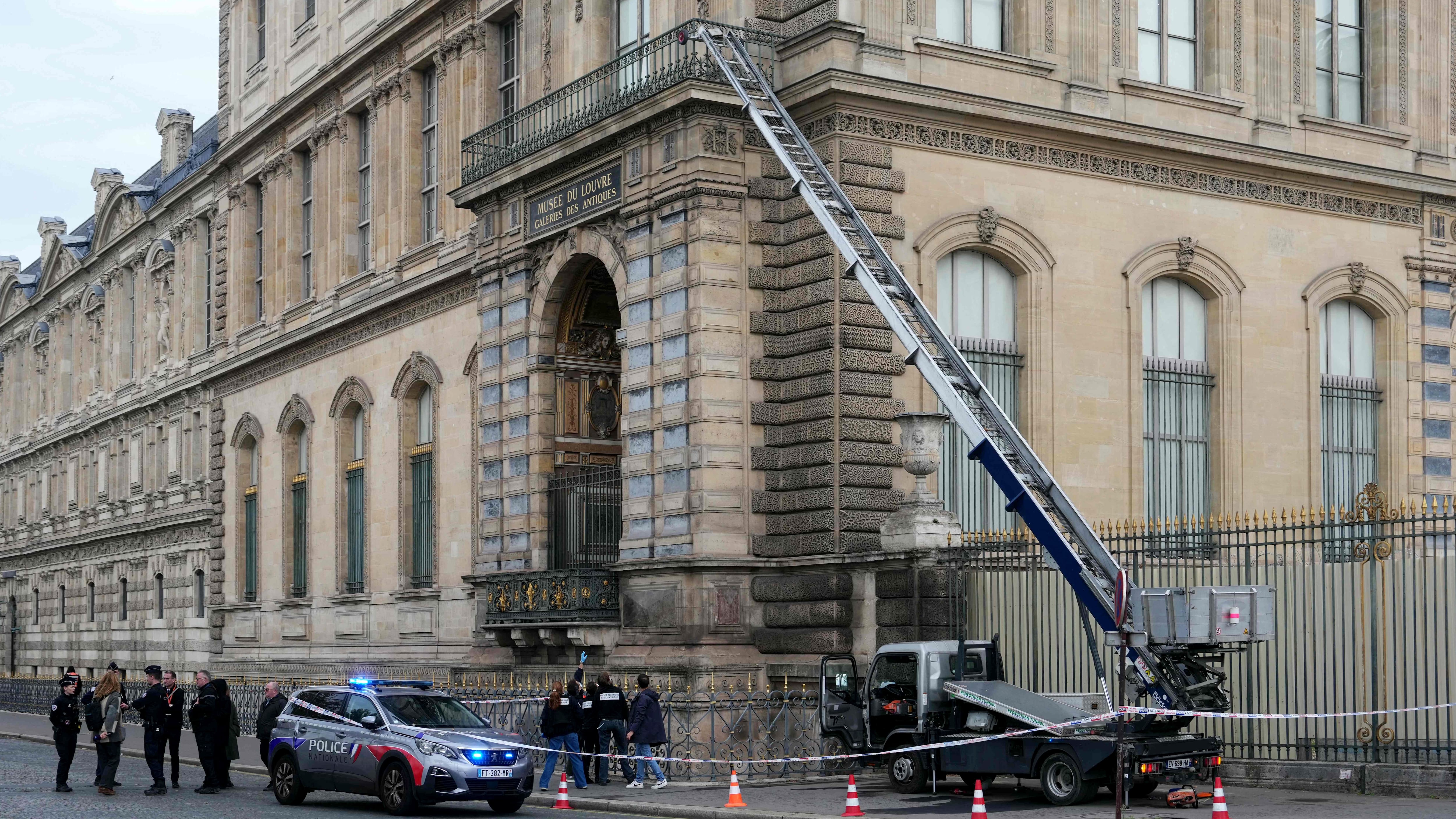 Agentes de policía junto al montacargas utilizado por los ladrones para entrar en el museo del Louvre, el 19 de octubre, en París.