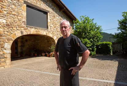 Bittor Arginzoniz, frente a su caserío en Axpe (Bizkaia).