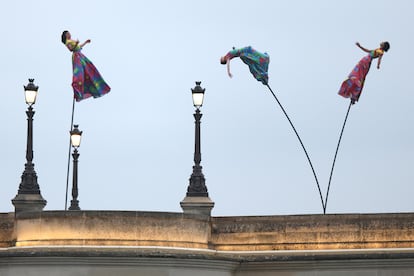 Actuación sobre unos de los puentes del río Sena, durante la jornada inaugural de los Juegos. 