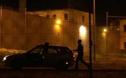 Un veh&iacute;culo de la Guardia Civil, ante la c&aacute;rcel de Picassent (Valencia) durante el motin de presos que se desarrolla en el centro penitenciario.