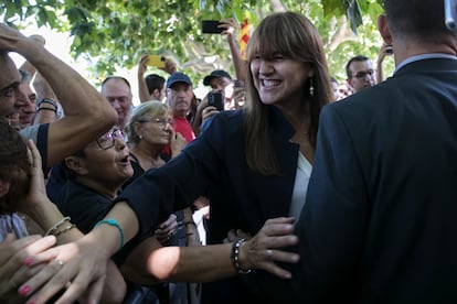 La presidenta del Parlament Laura Borràs saluda a sus simpatizantes concentrados en el Parlament.