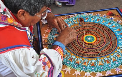 Mariano Navarro, artista wixárica, en Nuevo México, en 2012.