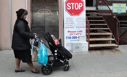 Una señal que alerta sobre el brote del sarampión en el barrio de Williamsburg.