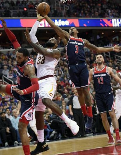 LeBron James, con las zapatillas reivindicativas.