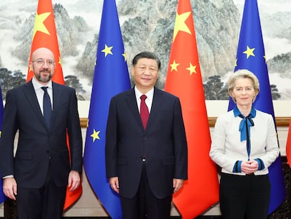 El presidente chino, Xi Jinping (en el centro), con el presidente del Consejo Europeo, Charles Michel, y la presidenta de la Comisión Europea, Ursula von der Leyen, este jueves en Pekín.