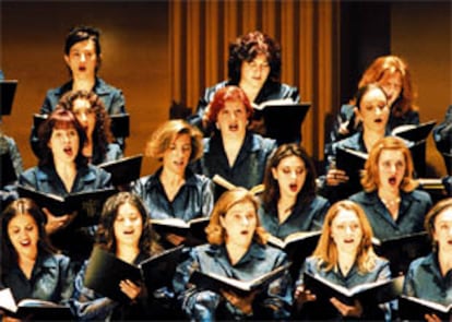 Una actuación del Coro del Teatro Real. Sonsoles Espinosa aparece en segunda fila, la segunda por la izquierda.