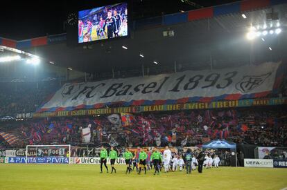 Imagen de las gradas del estadio St. Jakob-Park en los instantes previos al encuentro entre el Basilea y el Bayern