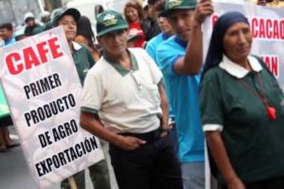 En la imagen, campesinos cafetaleros marchan a su llegada a Lima (Perú). EFE/Archivo