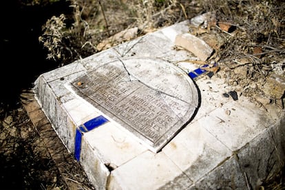 Una de las tumbas en el suelo del cementerio.