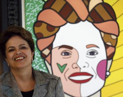 La presidenta de Brasil, Dilma Rousseff, junto al retrato pintado por el artista brasileño Romero Britto en Brasilia el pasado 14 de febrero