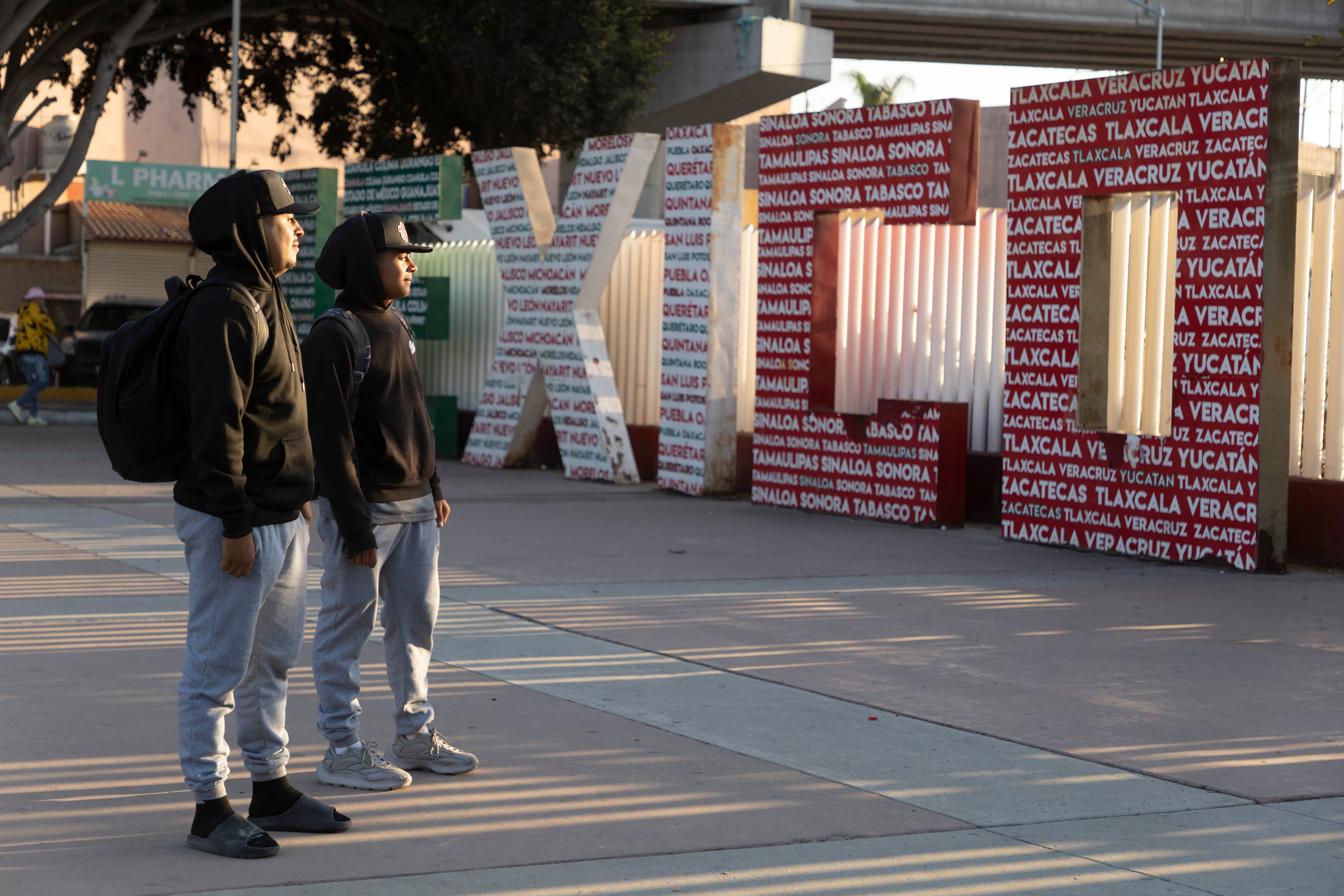 Los últimos de Tijuana: cientos de migrantes cruzan la frontera con Estados Unidos antes de que llegue la mano dura de Trump