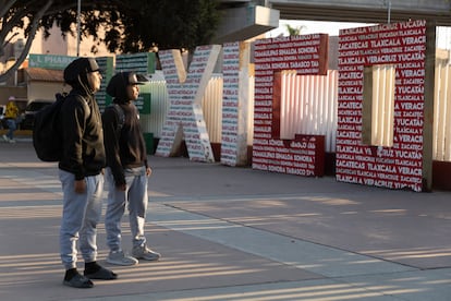 Alejandro Vzquez y Luis Miguel Martnez migrantes hondure?os, arriban a la garita El Chaparral, en Tijuana Baja California. (Mxico).