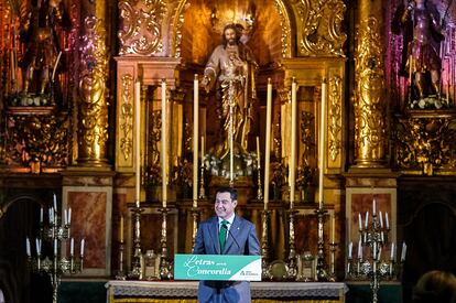 El presidente de la Junta de Andalucía, Juan Manuel Moreno, en la apertura de las jornadas 'Letras para la Concordia', en el Oratorio de San Felipe Neri de Cádiz.