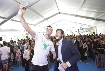 En la ceremonia intervino el presentador de Los 40 principales Uri Sabat, que se hizo un selfie con Pedro Zuazua, director de Comunicación de Prisa Noticias.