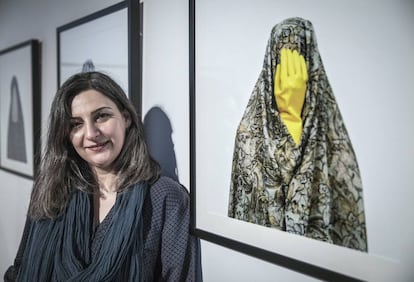 La fot&oacute;grafa iran&iacute; Shadi Ghadirian junto a una de sus obras en el Centre del Carme de Valencia.