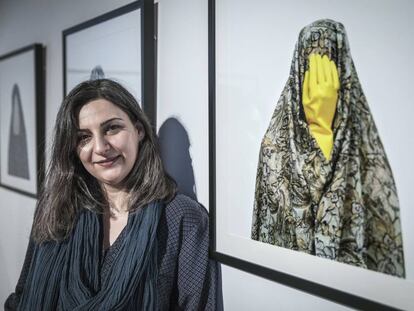La fotógrafa iraní Shadi Ghadirian junto a una de sus obras en el Centre del Carme de Valencia.