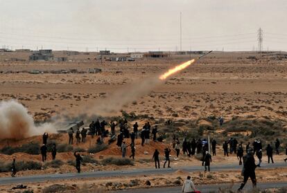 Un grupo de rebeldes observa el disparo de un misil sobre posiciones de Gadafi, en las afueras de Ras Lanuf.