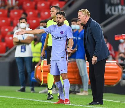 Jordi Alba conversa con Ronald Koeman en San Mamés.