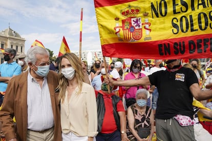 Mario Vargas Llosa y Cayetana Álvarez de Toledo, en la plaza de Colon. Esta protesta se produce unos días después de que el jefe del Ejecutivo, Pedro Sánchez, pidiera desde Argentina "compresión y magnanimidad" a la sociedad española en defensa de los indultos y subrayara que, aunque entiende "los reparos", el "objetivo merece la pena" porque hay que dar pasos en "la distensión de la convivencia".