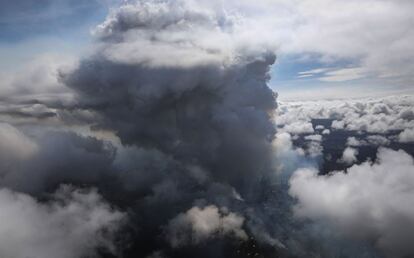 Vista de la columna de gases y humo provocada por la erupción del volcán Kilauea en la isla grande de Hawái, el 6 de mayo de 2018.