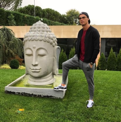 <p>En octubre de 2016 el jugador publicó una imagen en la que posaba junto a una estatua de Buda. Todo bien hasta que observamos que su pie derecho se posa sobre parte del monumento. Pisar una estatua de Buda u otro tipo de iconos religiosos está visto por muchos fieles como una enorme falta de respeto. Y así <a href="https://as.com/futbol/2016/10/20/primera/1476961005_237731.html" target="_blank">se lo hicieron saber al jugador</a>. "No es lo más adecuado para esta famosa estrella del fútbol, Ronaldo. Buda es un nombre respetado en todo el mundo por ser un símbolo de paz conocido", le indicó un seguidor en los comentarios. Eso sí, la ofensa de Ronaldo no se acerca a la de Boris Becker, que en su cuenta de Instagram no se mostró pisando una estatua de Buda, no: <a href="https://www.instagram.com/p/qw1YNaEf4D/" target="_blank">sentó a toda su familia sobre ella</a>. </p>