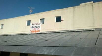 Fachada del antiguo centro de salud tras la <i>okupación</i>, en una imagen difundida en Twitter por la asamblea del 15-M de Galapagar.