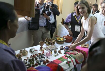 La Reina durante su visita a una escuela-taller de rehabilitación del patrimonio, en la localidad hondureña de Comayagua.