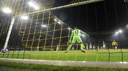 El portero del Atlético de Madrid, Jan Oblak, encaja el primer gol del encuentro.