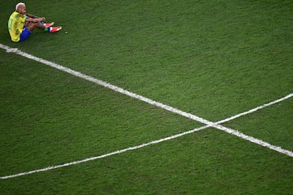 Neymar, llorando en el centro del campo tras la derrota ante Croacia en los cuartos de final del Mundial de Qatar.