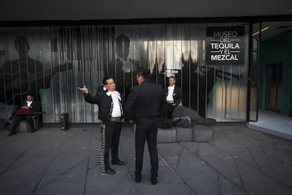 Un grupo de mariachis conversa a la entrada del Museo del Tequila y el Mezcal en la Plaza Garibaldi. Centro histórico de la Ciudad de México.