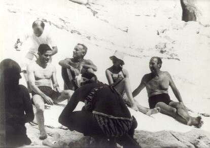 Desde la izquierda, sentados, Pasolini y Moravia en la localidad italiana de Bocca di Magra con varios amigos, en una imagen de los años sesenta.