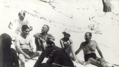 Desde la izquierda, sentados, Pasolini y Moravia en la localidad italiana de Bocca di Magra con varios amigos, en una imagen de los años sesenta.