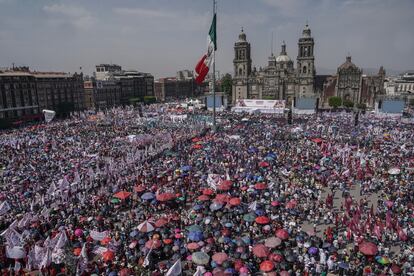 Simpatizantes de Claudia Sheinbaum llegan al Zócalo de Ciudad de México para presenciar el acto de inicio de campaña de la candidata de Morena, Partido del Trabajo y Partido Verde, este viernes.