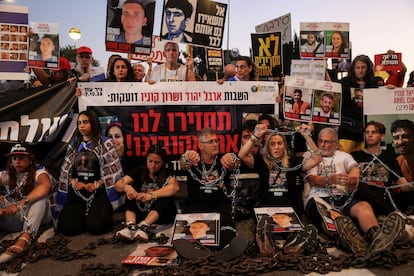 Manifestantes piden este jueves en Jerusalén la liberación de los rehenes.