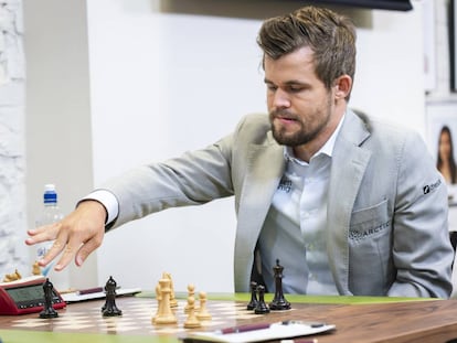 Magnus Carlsen hace una jugada durante la Copa Sinquefield 2019 en el Club de Ajedrez de San Luis (Misuri, EEUU)