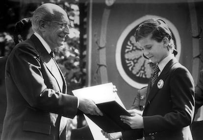 Enrique Tierno Galván entrega al príncipe Felipe la placa y el diploma que le acreditan como oficial honorario de la Policía Municipal, con motivo de la festividad de su patrono San Juan Bautista, en junio de 1981.