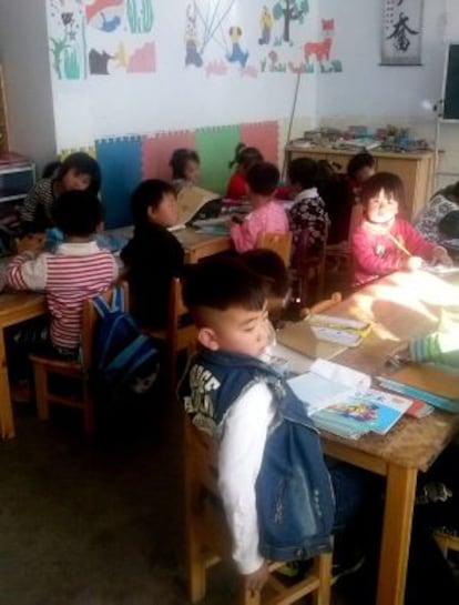 Las niñas Xiu y Zhao en la guardería de Beikou.