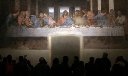 Turistas contemplan 'La última cena', obra maestra de Leonardo da Vinci, en Milán (Italia).
