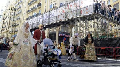 Els fallers, al seu pas per la plaça de l'Ajuntament, desfilen a l'''Ofrena'.
