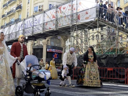 Els fallers, al seu pas per la plaça de l'Ajuntament, desfilen a l'''Ofrena'.