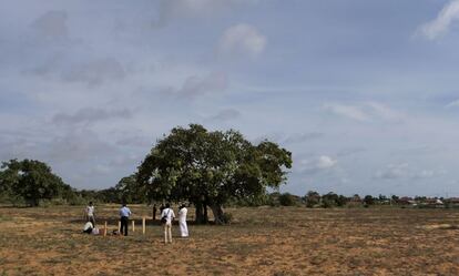 Activistas políticos de la etnia tamil en Sri Lanka levantan un monumento en Mullivaikkal, donde murieron miles de personas en los combates entre el Ejército y los rebeldes Tamiles durante la guerra civil que terminó en 2009.