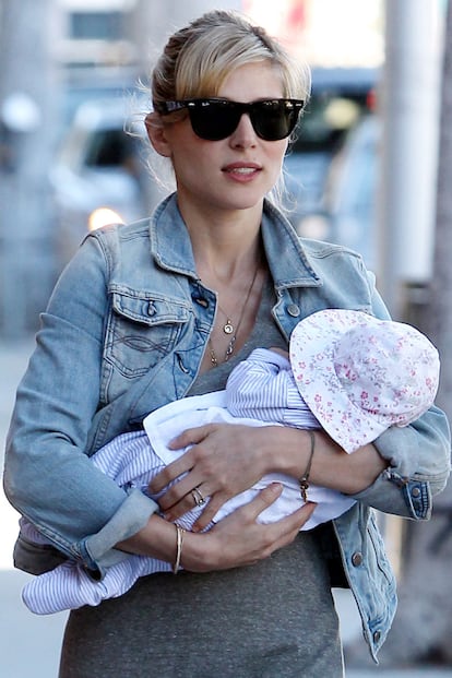 Elsa Pataky junto a su bebé India Rose en Santa Mónica. La actriz española dio a luz a su niña el pasado mes de mayo.