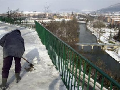 La nieve caída los días pasados ha dado paso al hielo. En la foto, un operario del Ayuntamiento despeja el parque de la Taconera.