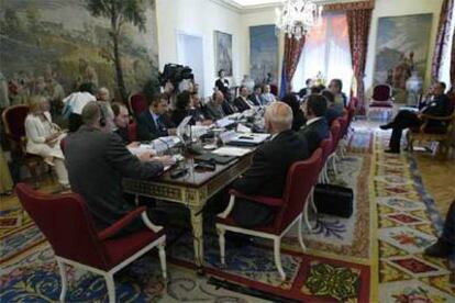 Negociadores de procesos de paz de todo el mundo, durante la reunión celebrada ayer en la sede del Ministerio de Asuntos Exteriores